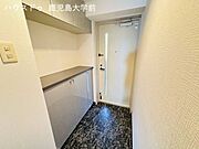 上下に分かれたセパレート型の収納を採用。
