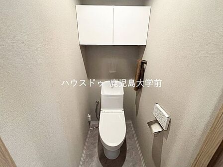 ウォシュレット付きで、収納棚もあります♪
