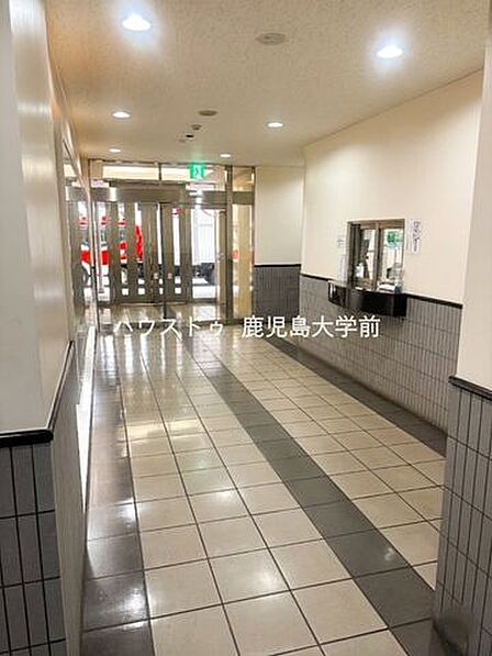 明るくきれいなエントランスです!裏の駐車場への扉もあるので、雨の日でも安心☆