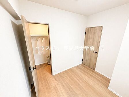 【4.5帖洋室】コンパクトなお部屋でありながら、奥行きのあるウォークインクローゼットあるので整理収納しやすい。