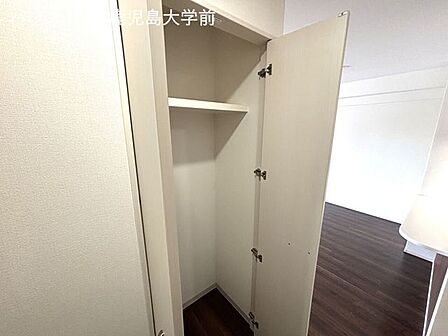 廊下にも収納があります♪