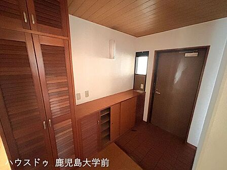 ゲストを気持ちよく迎え入れられるゆとりある玄関スペース。