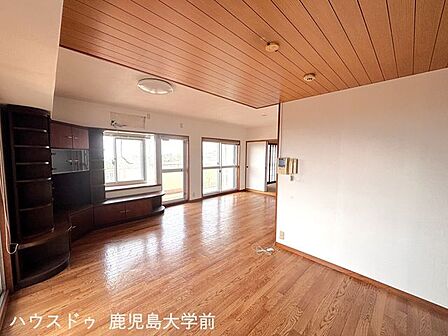 大きな窓から光が差し込む心地よい空間☆キッチンスペースや和室と隣接した広々リビング。
