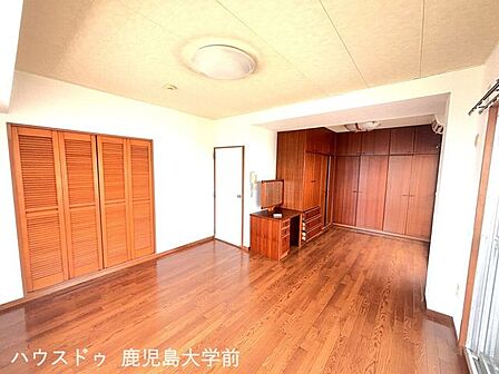 大きなベッドを置いてもゆとりのある広々設計。明るい日差しと風が通る主寝室としてぴったりなお部屋。