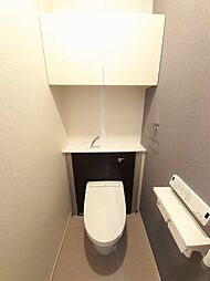 落ち着いた色調のトイレです