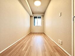 洋室（約6.0帖）バルコニーに面したお部屋です。