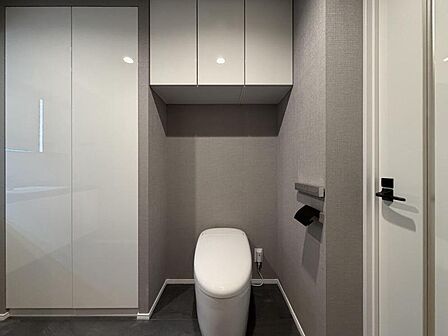 トイレは温水洗浄便座付です。トイレの上部には収納付。トイレットペーパー等、買い置きもしやすそうです。