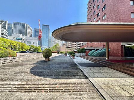 総戸数247戸の大規模マンション。車寄せを備えた堂々としたエントランスが特徴です。
