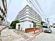 賑わいを見せる「学芸大学東口商店街」はたくさんのお店が軒を連ねており、つい寄りたくなりそう！