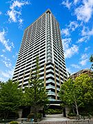 上品な佇まいの重厚感のあるマンションです。