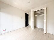 洋室1（約5.4帖）バルコニーに面した開放感のあるお部屋です。