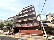上品な佇まいの重厚感のあるマンションです。