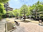 本物件内にある公園で、清掃員が整備を行っている為、安全性、清潔感がある公園です。