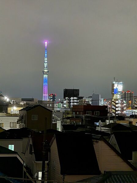 夜間に見える眺望です。 スカイツリーが一望出来る角部屋の良さです。