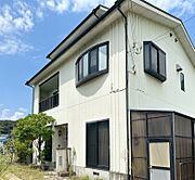 堂々とした3階建ての外観がひときわ目を引く住まいです。