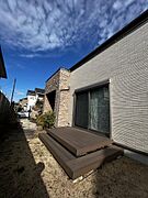 リビングの延長に広がる、くつろぎのウッドデッキ。日常に外時間を取り入れ贅沢なひとときを過ごせます。