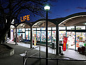 ライフ桃山台店 718m