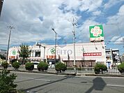ライフ十三東店 758m