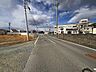外観：砂利道の前の道路です。右手の白い建物はいわき市役所勿来支所。