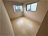 室内：二階西側6．5帖洋室です。