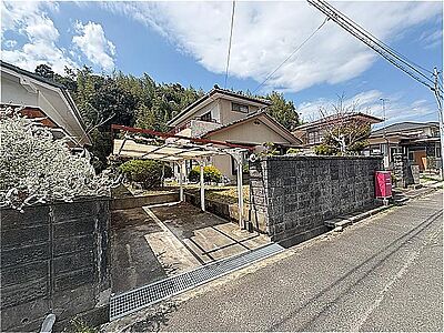 外観：建物、道路側ブロック、車庫・カーポート解体撤去します。