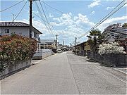 前面道路。この方向徒歩11分で植田駅に行けます。