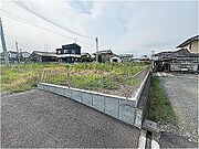 土地の東側及び北側は土留めブロックとフェンスがあります。