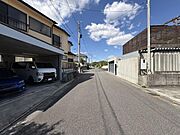 天井の高く幅のあるガレージがあります。上は居住スペース。
