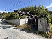 現地土地建物全景。擁壁は現場打の頑丈な造り。