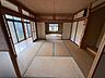 室内：一階続き間の和室8帖2間です。