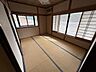 室内：二階南東側6帖和室です。