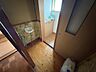 トイレ：トイレ前には手洗いがあります。