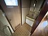 洗面：洗面化粧台はトイレの前にあります。