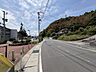 外観：前面道路は整備され、目の前には県営住宅があります。