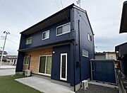 建物外観を別角度から。外物置付きです。