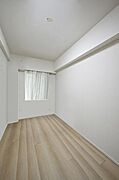 リビングダイニング横の洋室も窓が付いており、風通しが良いお部屋です。※CG家具消し加工あり