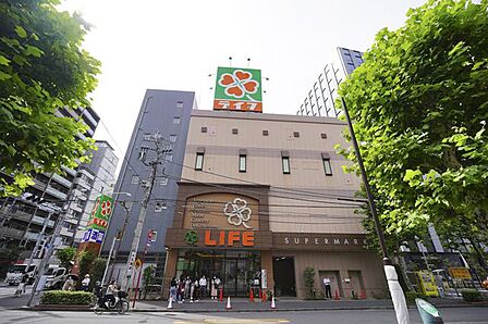 ライフ神田和泉町店 徒歩9分。営業時間は9:30~24:00、遅くまで営業しているため、お仕事帰りにも立ち寄りやすいですね。 650m