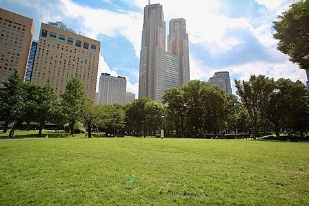 新宿中央公園 徒歩17分。 1350m