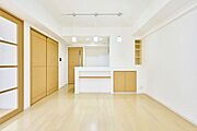 カウンターキッチンのリビング側には収納が備わり、日常的に使うものがさっと取り出せ重宝します。