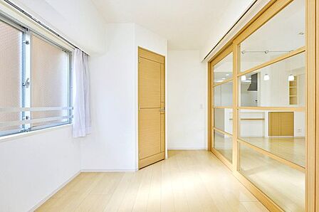 約6帖洋室のにはより開放感を感じられるスライドドア仕様。WIC完備。