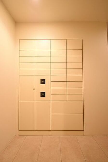 お出かけの際にも便利な宅配ボックス完備。