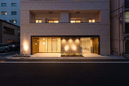 東京駅まで徒歩16分の立地ながら、風情ある建物の残る人形町も近く、開発の進む日本橋の一面と穏やかな風情を感じられる日本橋小舟町。