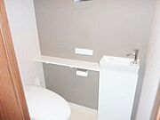 清潔感のある内装でまとめられた、落ち着いた雰囲気のトイレ空間です。