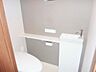 リビング/ダイニング：清潔感のある内装でまとめられた、落ち着いた雰囲気のトイレ空間です。