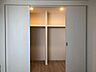 収納：ハンガーパイプと棚を備えたウォークインクローゼットを採用。豊富な収納力で住空間をすっきり保てます。
