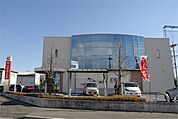 銀行「烏山信用金庫岡本支店まで126m」