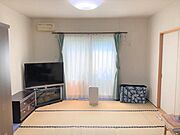 南向きの掃き出しの窓からはたっぷりの陽ざしが差し込みます。