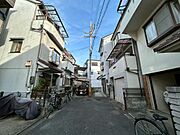 前面道路は車の往来が無く安心で静かな生活環境