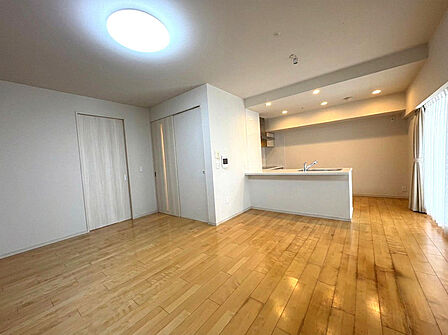 16.8帖の広々としたLDK※居住中物件の為、お荷物や家具はAIで編集しております。