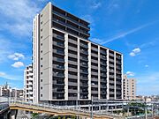 建物外観。2023年8月築・総戸数94戸のレジデンス。